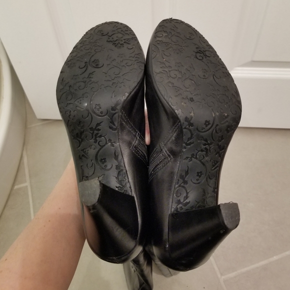 Black leather heeled boots - Picture 10 of 16